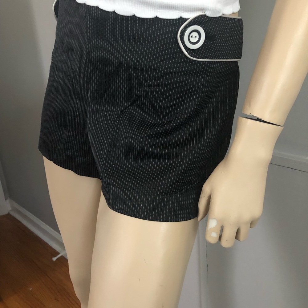 NWT.Bebe POINT TB CLEAN HTPNT Short Color Black White . Size 8.